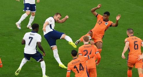 "حتى الإنجليز اتفقوا على عدم صحتها".. جدل بين الصحافة الهولندية والإنجليزية على ركلة جزاء كين